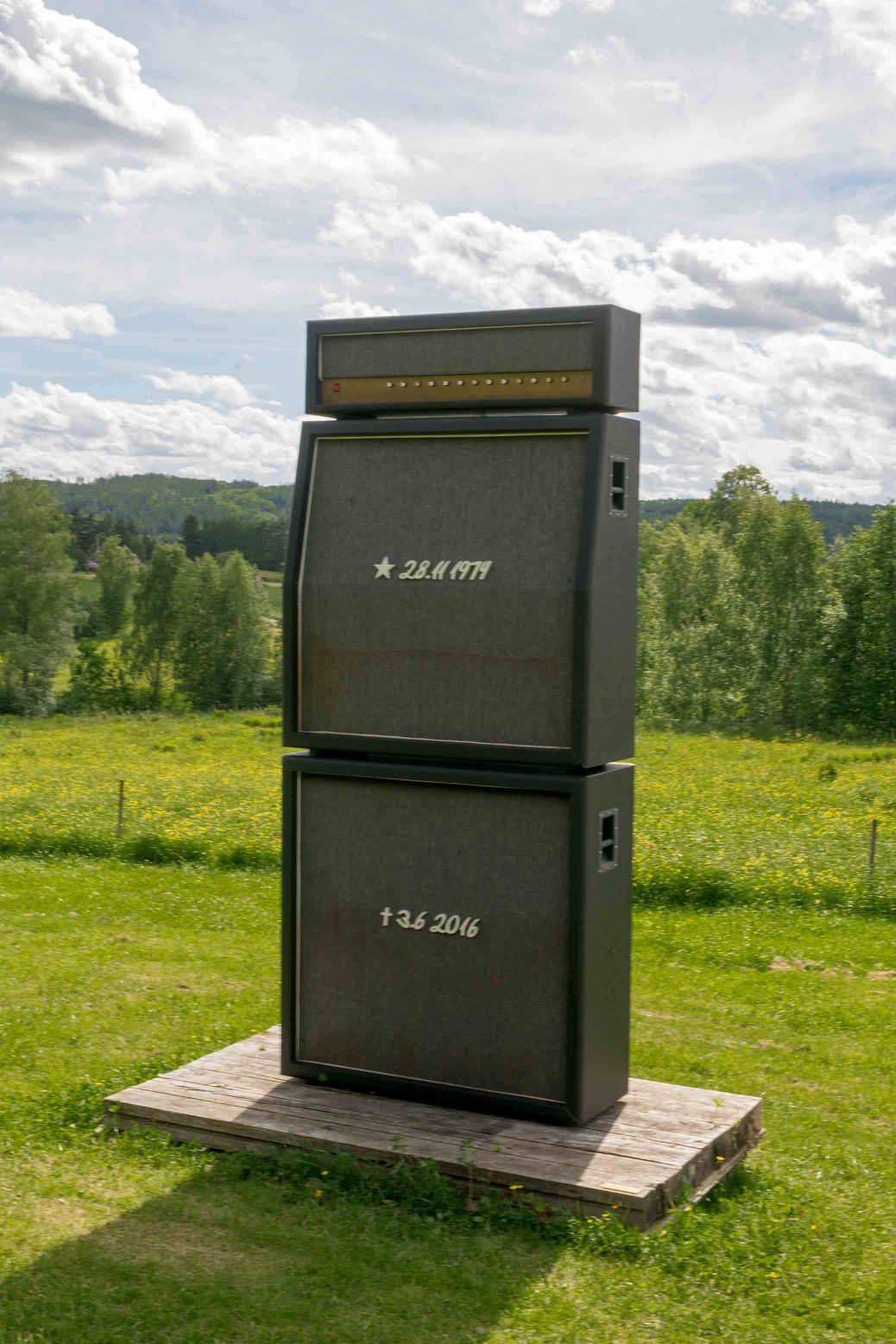 Alma Löv Museum 2017, Balancing The Books, a sound sculpture in the shape of a Marshall stack and a grave stone, out in the field.