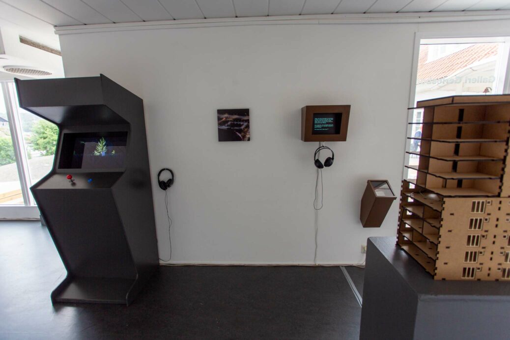 Installationsvy från utställningen ”Ändhållplats” med Karl & Carl på Galleri Gerlesborg.