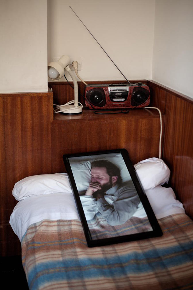 Tuto, video installation på Cité des Arts, videomonitor med sovande man på säng.