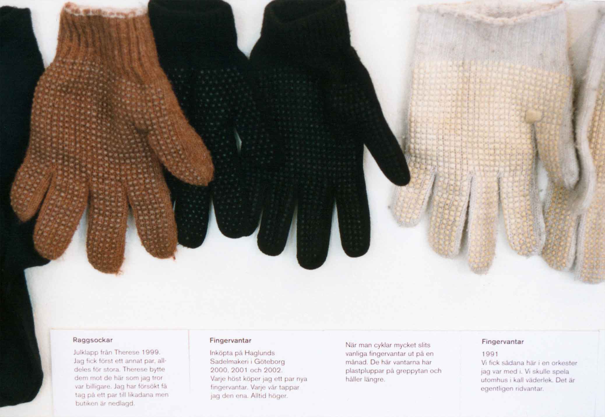 Alla mina kläder, installation med alla mina kläder på Göteborgs konstmuseum 2003. Detalj med fingervantar. 
