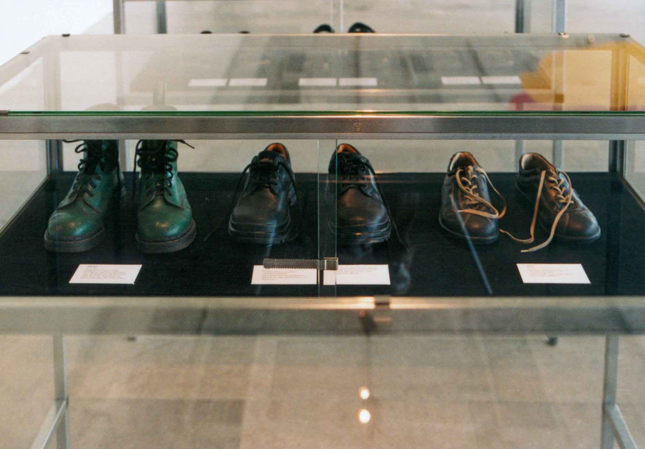 Alla mina kläder, installation med alla mina kläder på Göteborgs konstmuseum 2003. Detalj med skor i vitrin. All my clothes, installation with all my clothes at the Gothenburg Art Museum in 2003. Detail of shoes in display case.