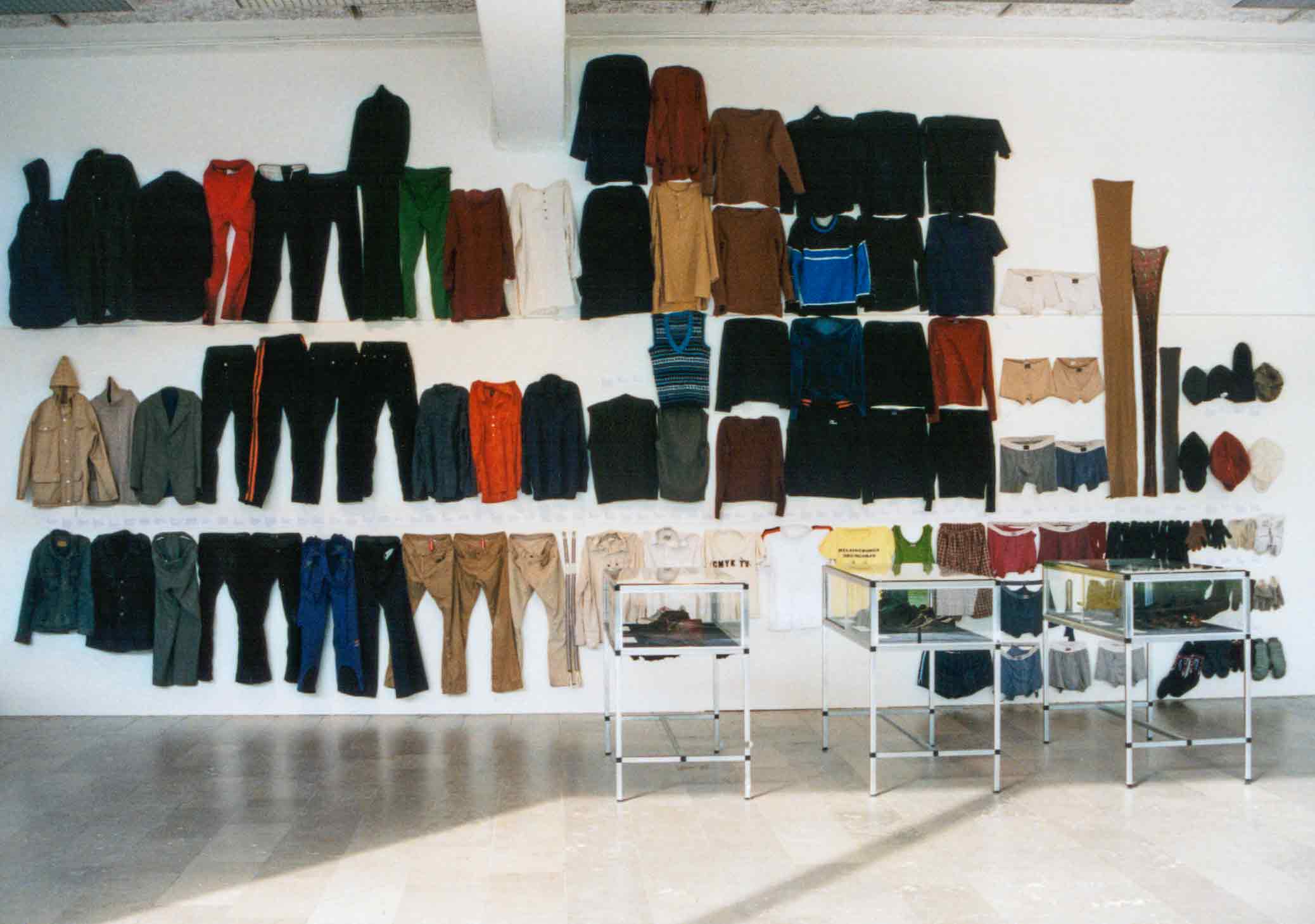 Alla mina kläder, installation med alla mina kläder på Göteborgs konstmuseum 2003.  All my clothes, installation with all my clothes at the Gothenburg Art Museum in 2003.