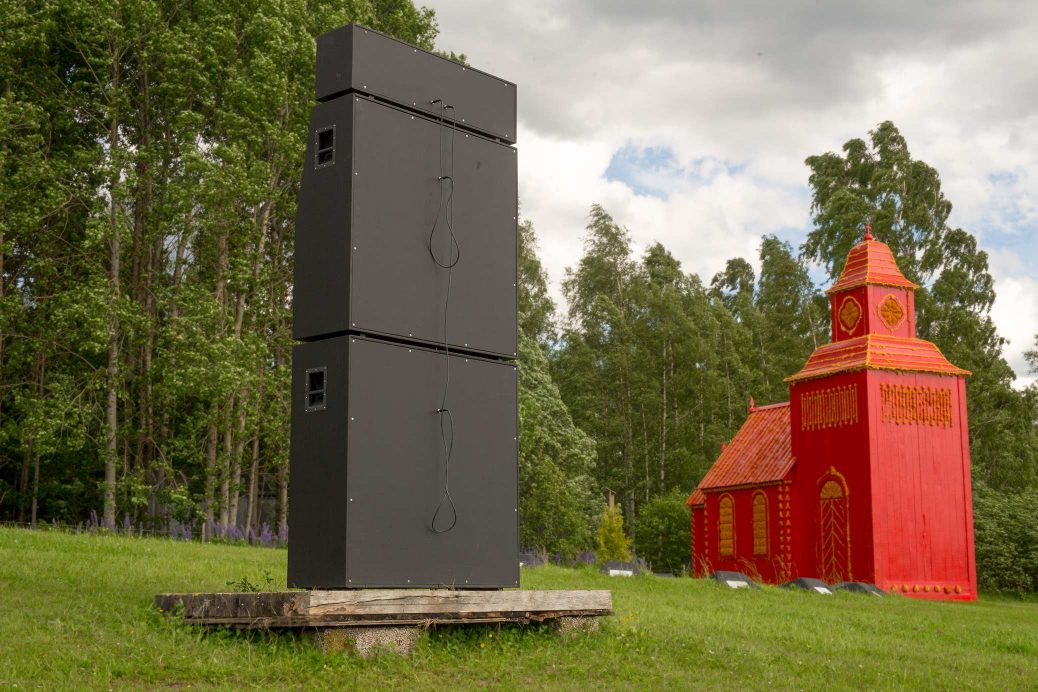 Alma Löv Museum 2017, Balancing The Books, a sound sculpture in the shape of a Marshall stack, seen from the back in the field.