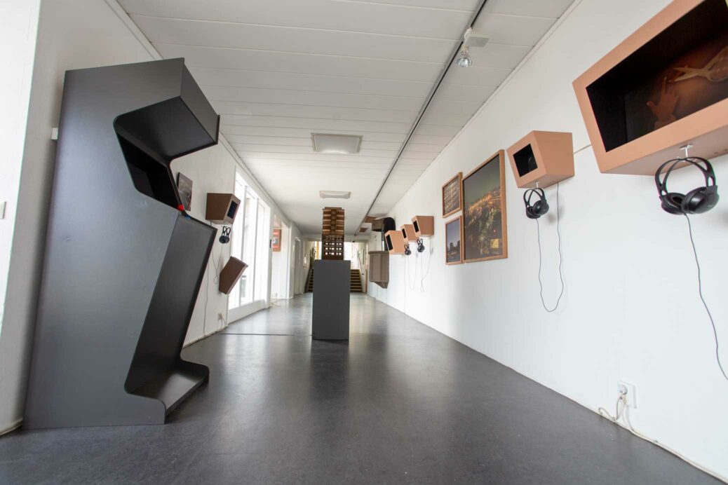 Installationsvy från utställningen ”Ändhållplats” med Karl & Carl på Galleri Gerlesborg.
