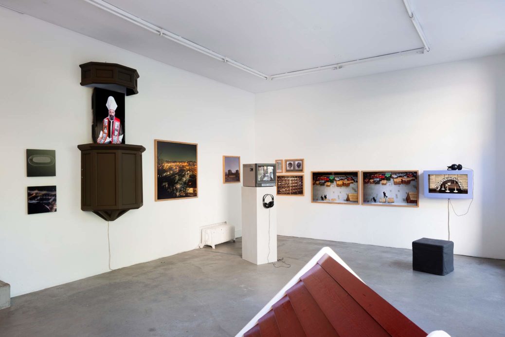 Exhibition view from Galleri Box, Gothenburg, Sweden. Karl & Carl – Ännu inget svar från tystnaden 28/8–27/9, 2020.