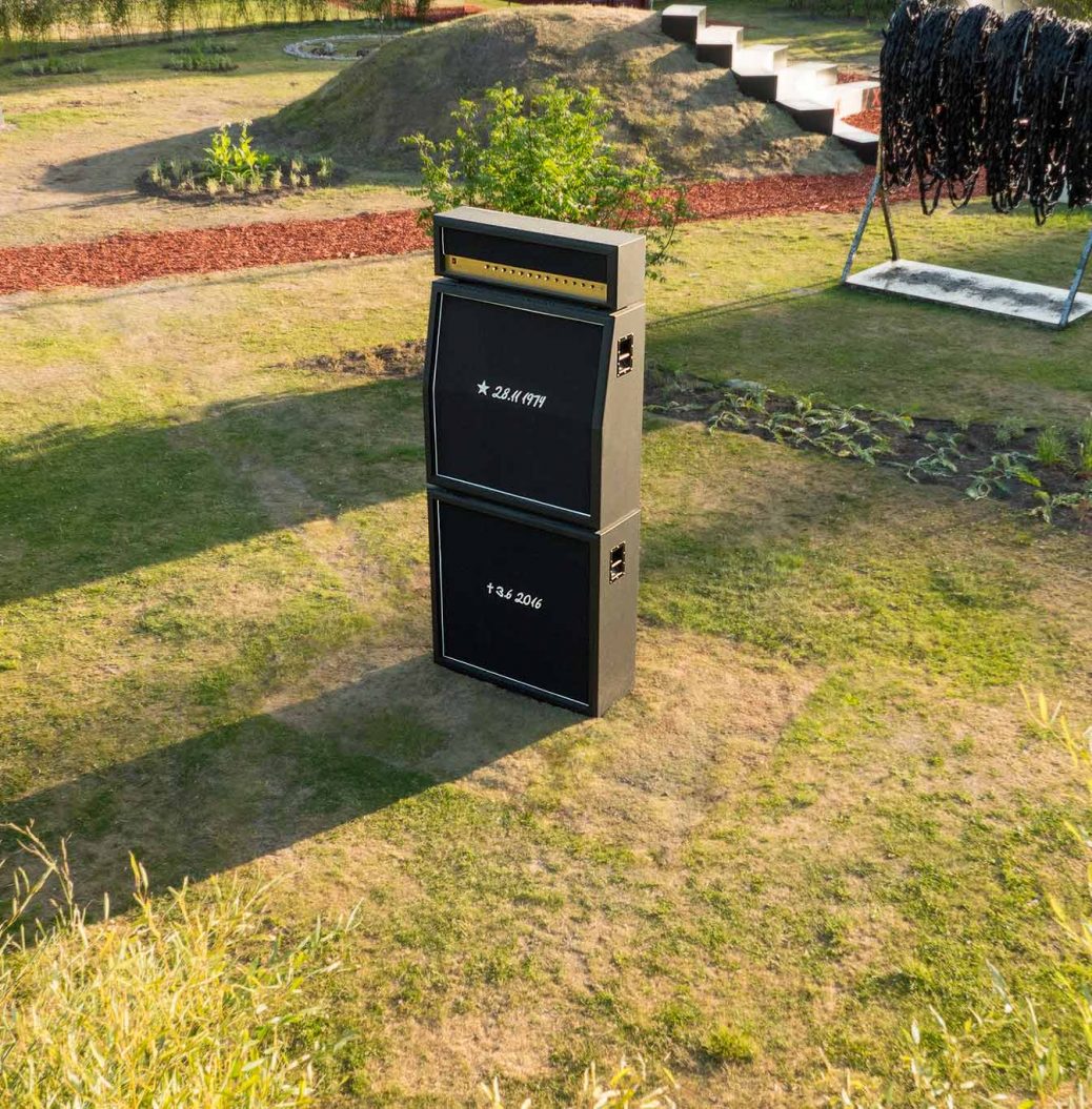 Bokslut, ljudskulptur av Björn Perborg i form av en Marshallstack och en gravsten.