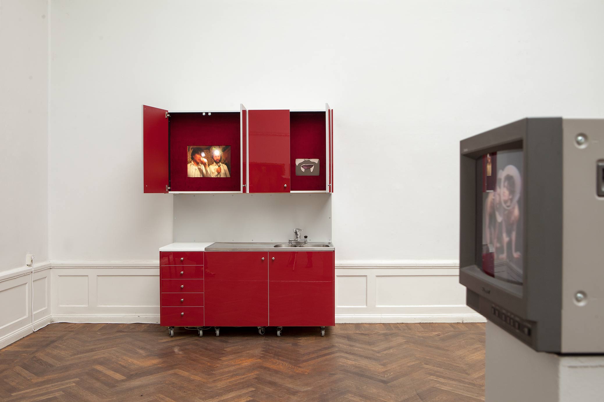 Cuisine Bizarre-köket, installation på Konstnärshuset, kök med gömda TV-skärmar.