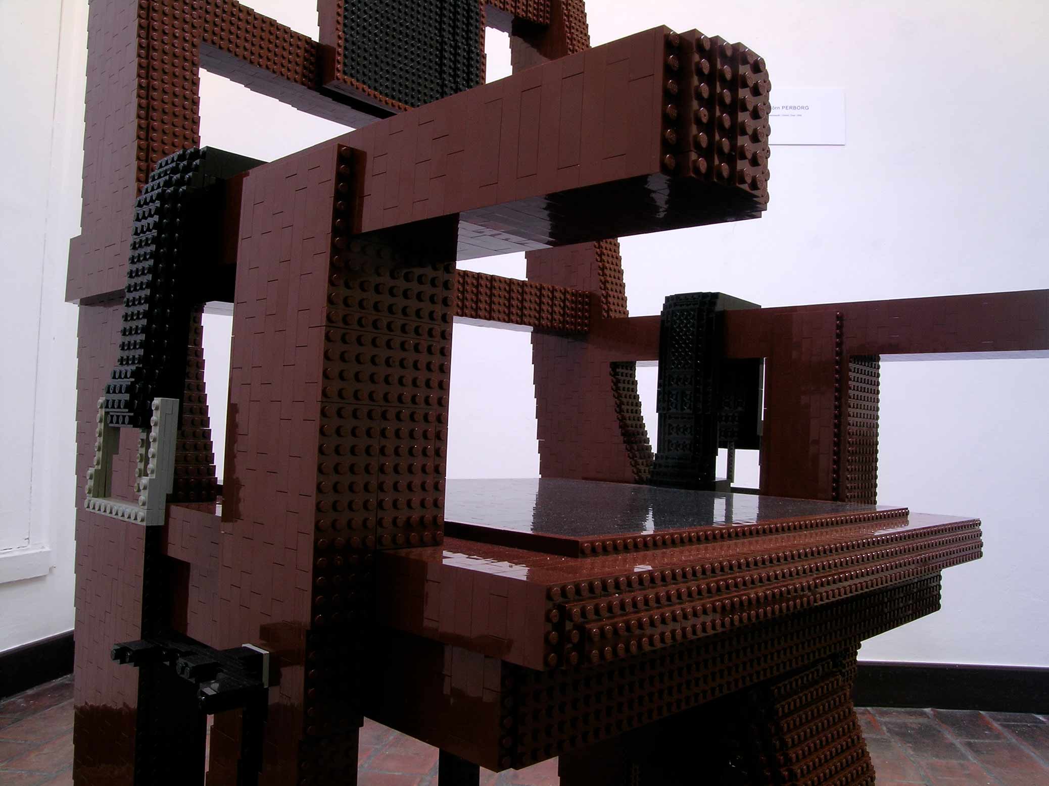 Elektrisk stol, skulptur i LEGO, detalj.