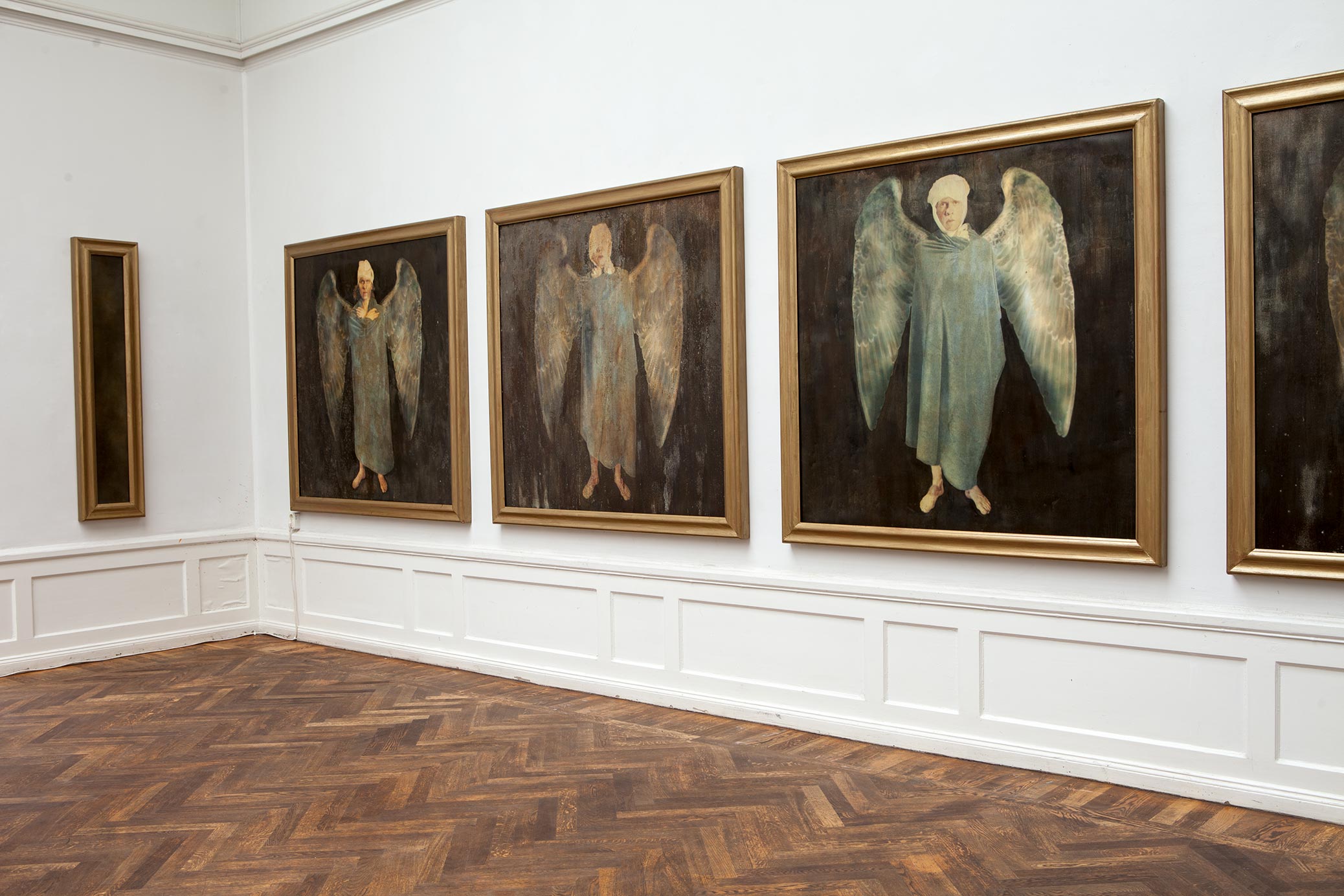 I huvudet på Björn Perborg, utställning på Konstnärshuset. Flygfän, tavlor föreställande skadade änglar.