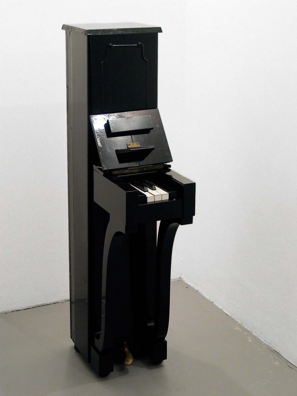 Piano, smalt piano med tre vita och två svarta tangenter, skulptur av Björn Perborg.