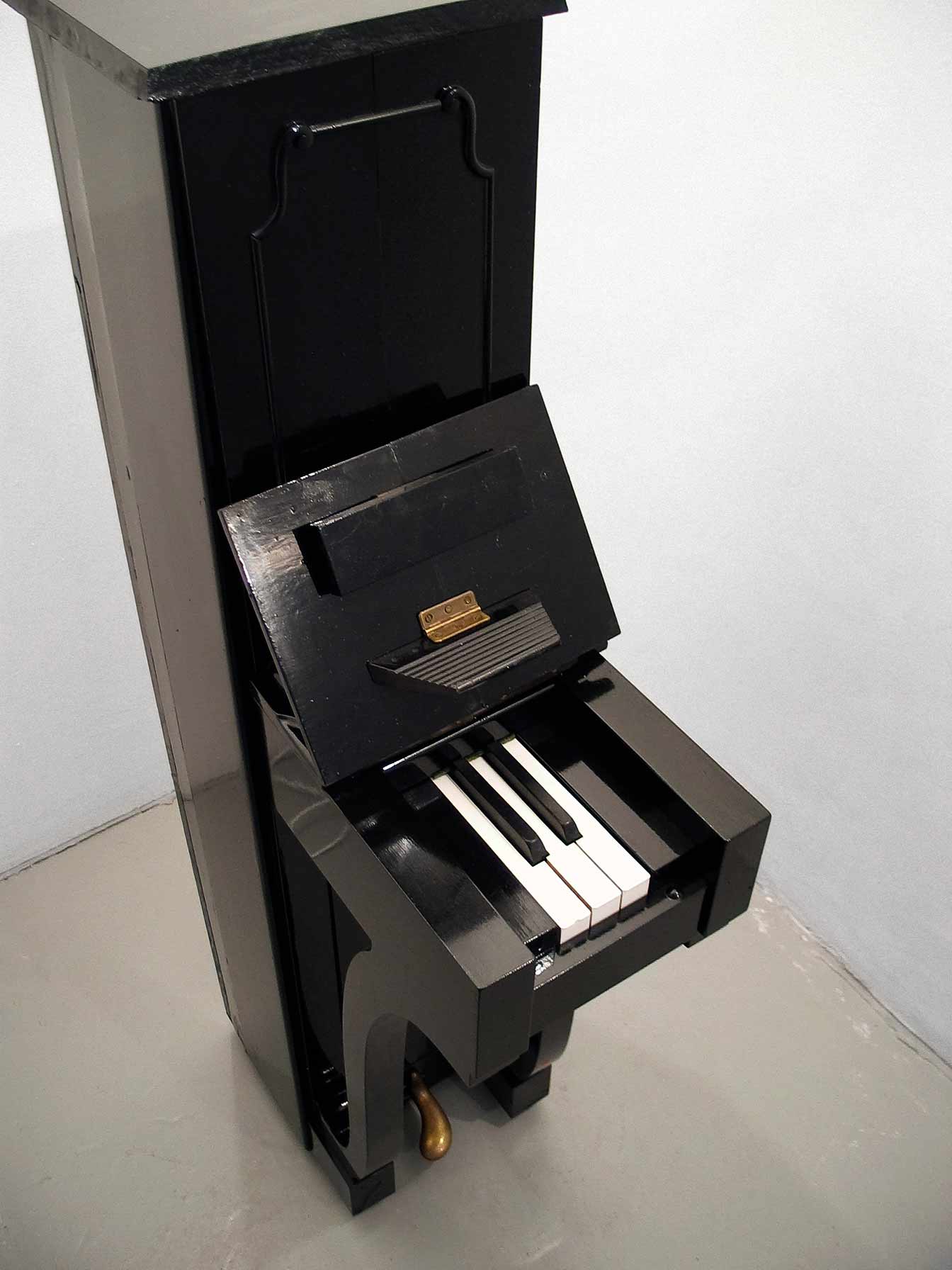Piano, narrow piano with three white and two black keys, sculpture by Björn Perborg, bird’s eya view. 